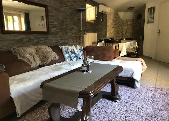 La - House & Πανσιόν 3*