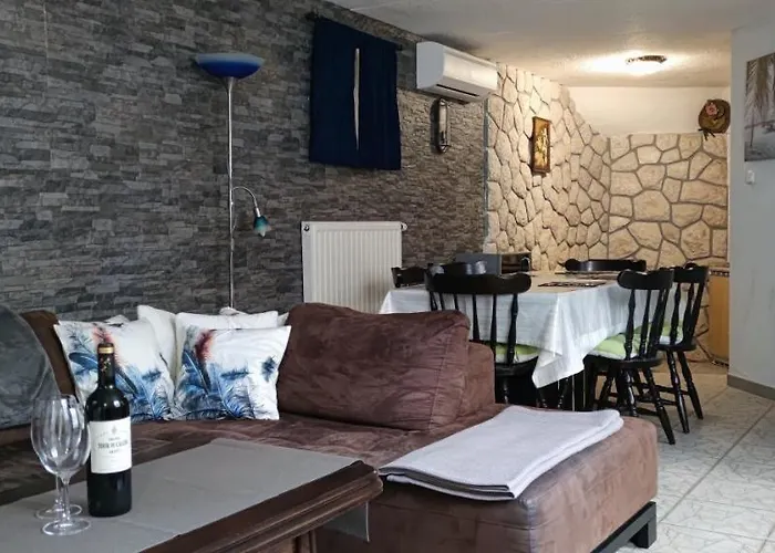 La - House & 3*