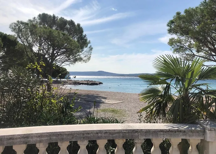 La - House & Πανσιόν 3*