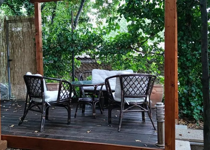 La - House & Πανσιόν 3*