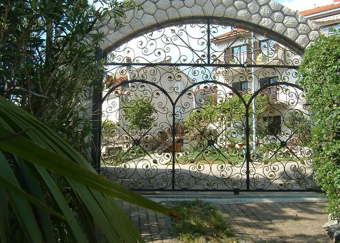 La - House & Πανσιόν 3*