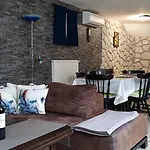 La - House & 3*