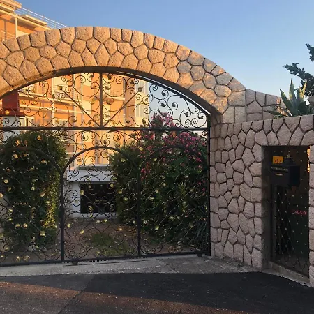 La - House & 3*