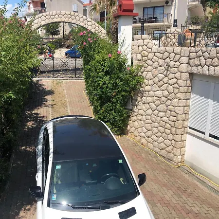 Πανσιόν La - House & 3*