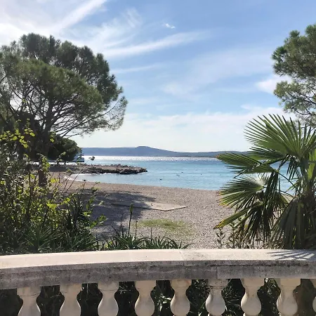 La - House & Πανσιόν 3*