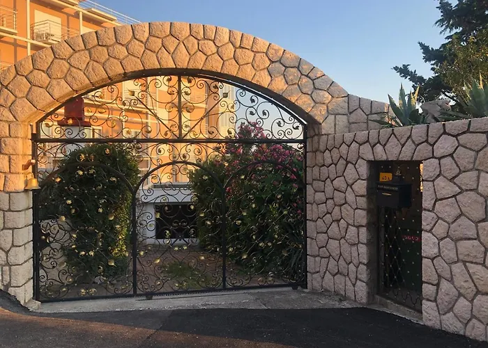La - House & 3*