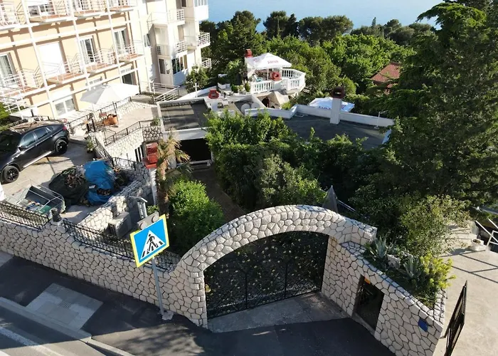 La - House &